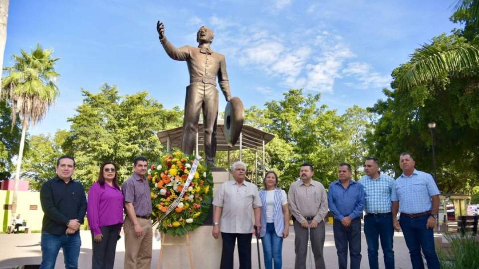 Recuerdan con ofrenda floral a Pedro Infante en el 105 aniversario de su natalicio