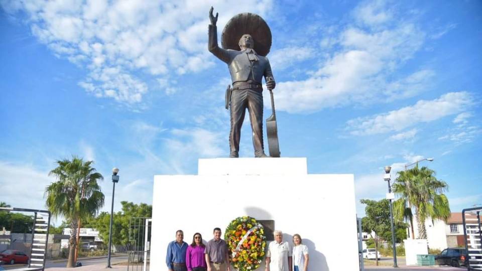 Recuerdan con ofrenda floral a Pedro Infante en el 105 aniversario de su natalicio