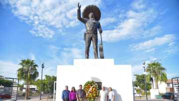 Recuerdan con ofrenda floral a Pedro Infante en el 105 aniversario de su natalicio