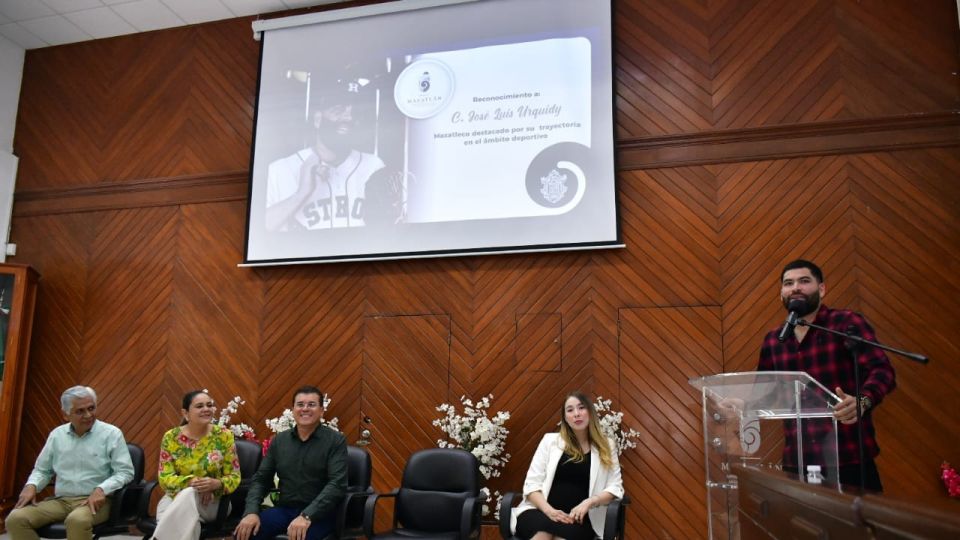 Otorgan reconocimiento al beisbolista José Luis Urquidy, campeón de Grandes Ligas y mazatleco distinguido