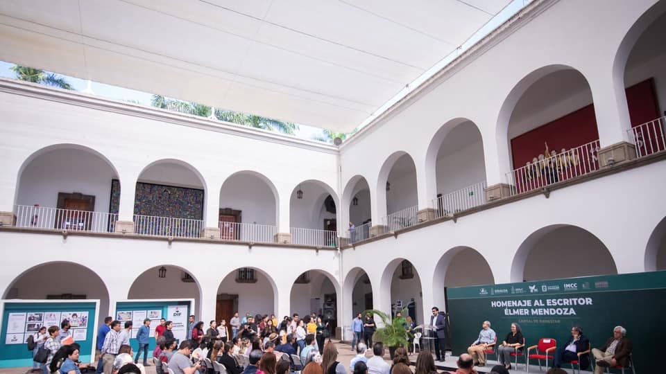El escritor sinaloense Élmer Mendoza recibe reconocimiento por su destacada trayectoria
