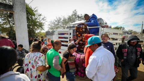Entrega Eneyda Rocha apoyos a comunidades del municipio del El Fuerte