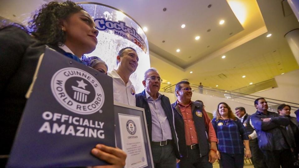 Coctelazo 2023 establece nuevo récord Guinnes al preparar el coctel de camarón más grande del mundo