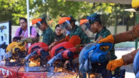 Rodeado de estudiantes presencia Rocha Moya ceremonia de destrucción de armamento decomisado