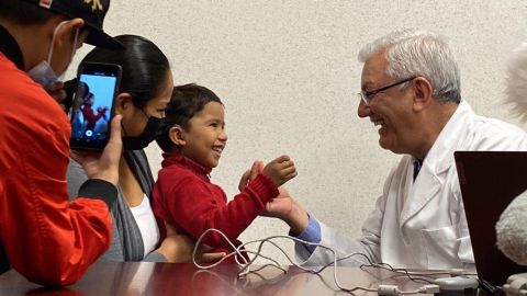 HPS activa implantes cocleares para que niños sinaloenses escuchen por primera vez