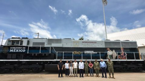 AMLO presenta primera locomotora del Tren Interoceánico al concluir supervisión de proyectos en el Istmo
