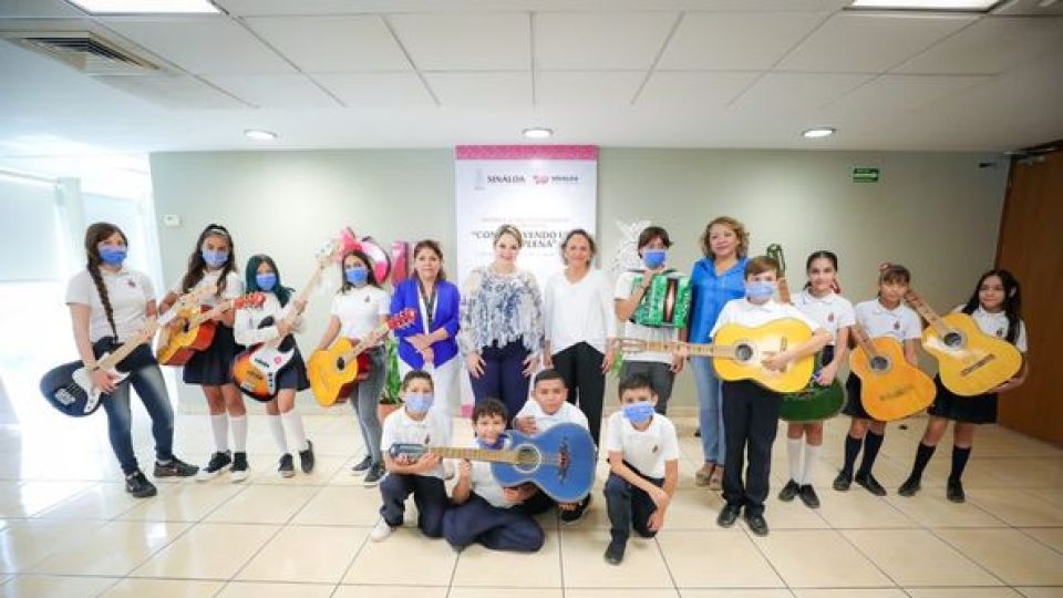 Entregan equipo musical para programa "Construyendo una Vida Plena"