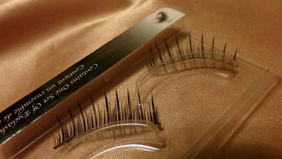 Uso de pestañas postizas no debe de ser diaria para evitar ácaros: especialista