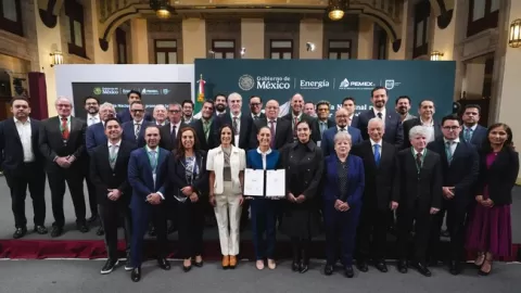 Presidenta firmó acuerdo con gasolineros para establecer en 24 pesos el precio de la gasolina magna