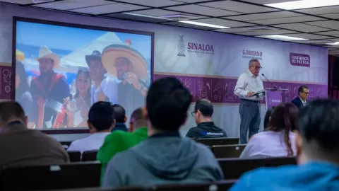 Rocha Moya visitó Mazatlán para escuchar opiniones sobre el Carnaval