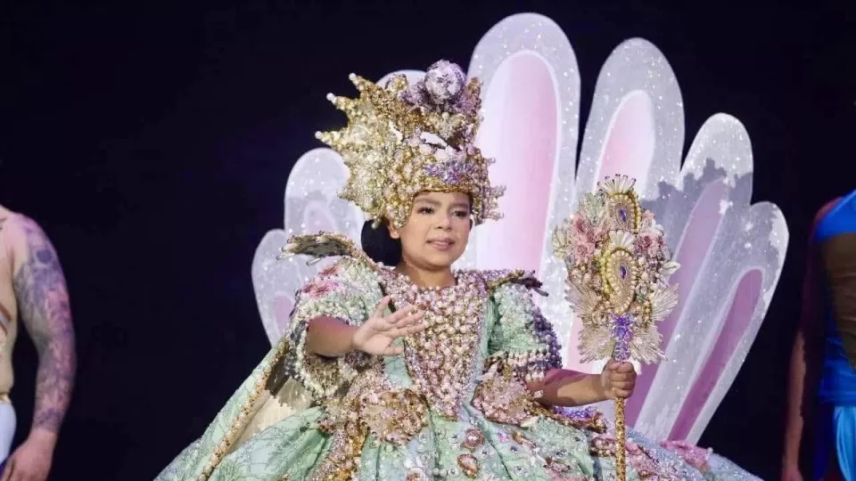 Coronan a Ángela I, Reina Infantil del Carnaval, y a Ximena II, Reina Infantil de la Poesía