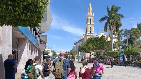 Mazatlán recibe el primer crucero de marzo en el cierre del Carnaval 2025