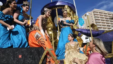 Más de 515,000 personas disfrutan del segundo desfile y último día del Carnaval de Mazatlán