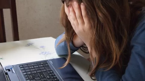 Conoce cómo se manifiesta y qué hacer ante la violencia digital contra las mujeres