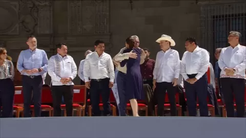 Rocha Moya acompañó a la presidenta Claudia Sheinbaum a la concentración masiva en el zócalo de la Ciudad de México