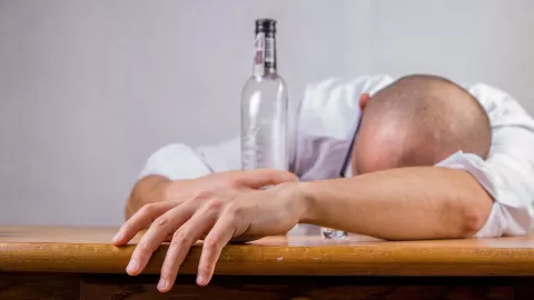 Conoce cómo identificar una urgencia de salud derivada del abuso en el consumo de alcohol