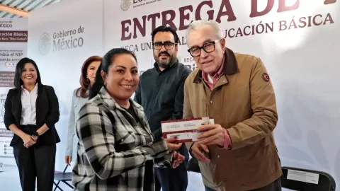 Inició en Sinaloa la entrega de tarjetas del Bienestar donde se depositará la beca Rita Cetina