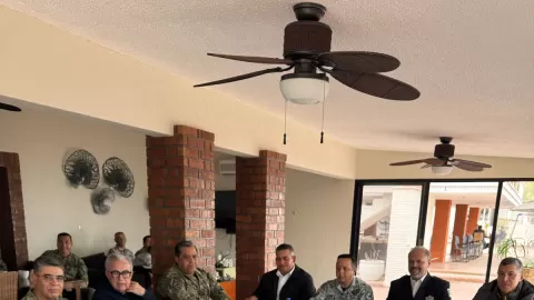 Encabeza el gobernador Rocha mesa de seguridad en Altata