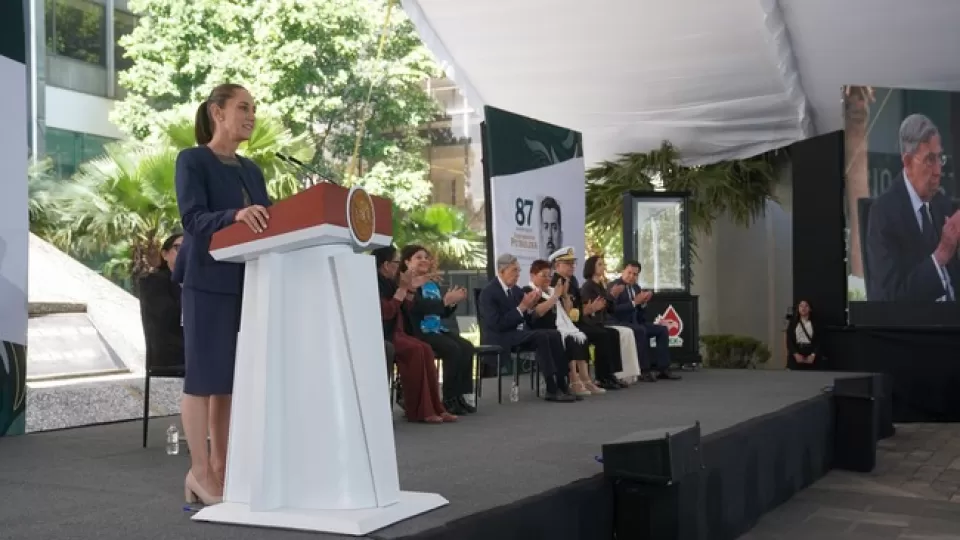 Presidenta firma decreto para expedir leyes secundarias en materia energética