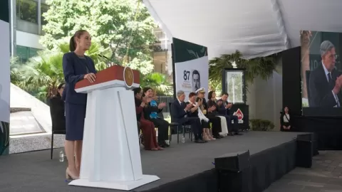 Presidenta firma decreto para expedir leyes secundarias en materia energética