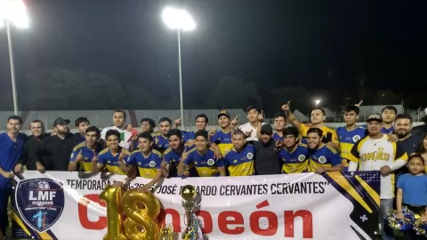 Equipo de El Chaleco FC, campeón del torneo de la liga de Primera Fuerza, en Guasave, Sinaloa