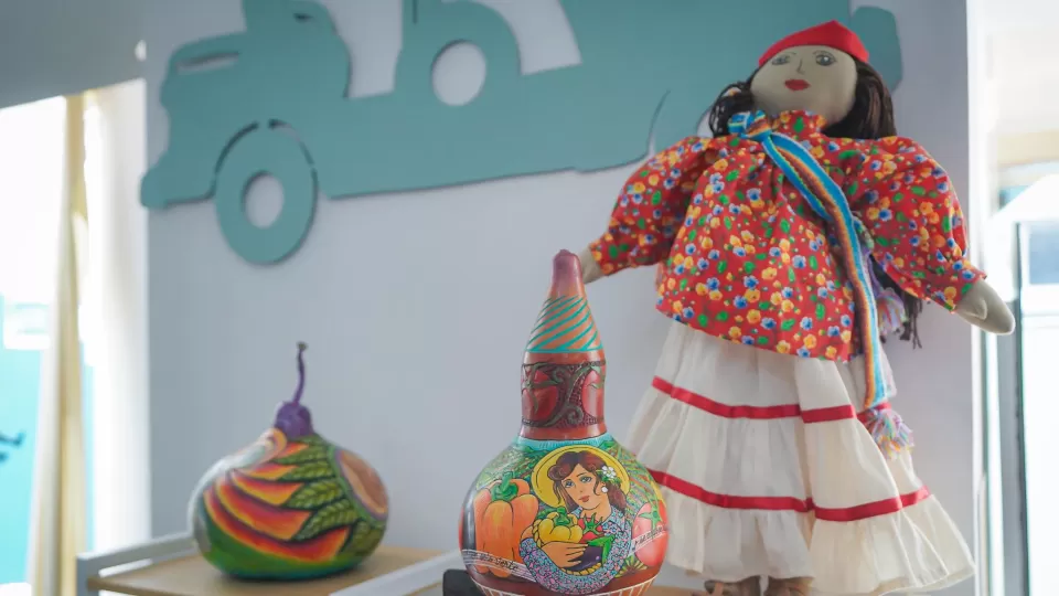 Artesanos sinaloenses participan en la exposición "Manos Creativas" en Punto México