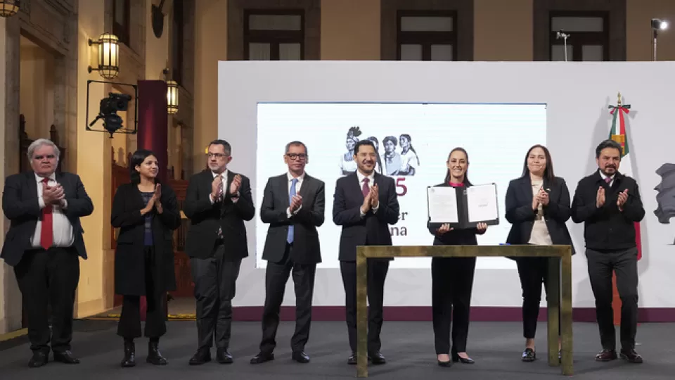 Presidenta firmó decreto para congelar; reducir intereses y condonar 400 mil créditos impagables del FOVISSSTE