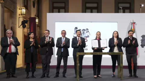 Presidenta firmó decreto para congelar; reducir intereses y condonar 400 mil créditos impagables del FOVISSSTE