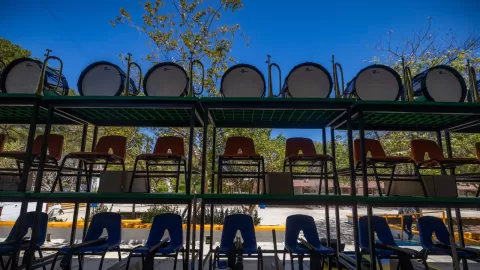 Entregan mobiliario escolar y material de mantenimiento para 958 escuelas públicas de todo el estado