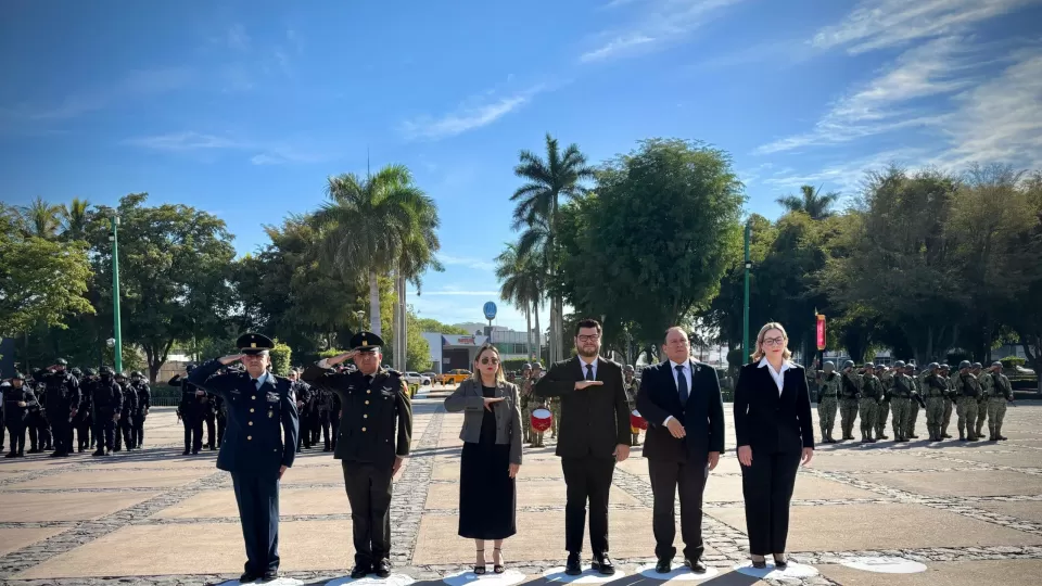 Izan bandera a toda asta por el Día del Trabajo en la plaza cívica de Palacio de Gobierno