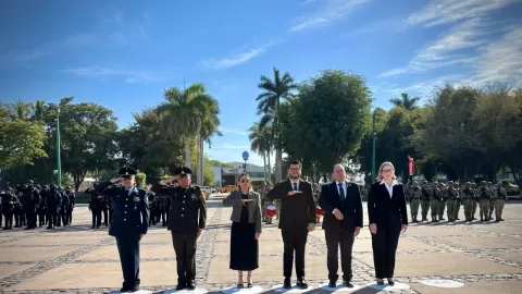 Izan bandera a toda asta por el Día del Trabajo en la plaza cívica de Palacio de Gobierno