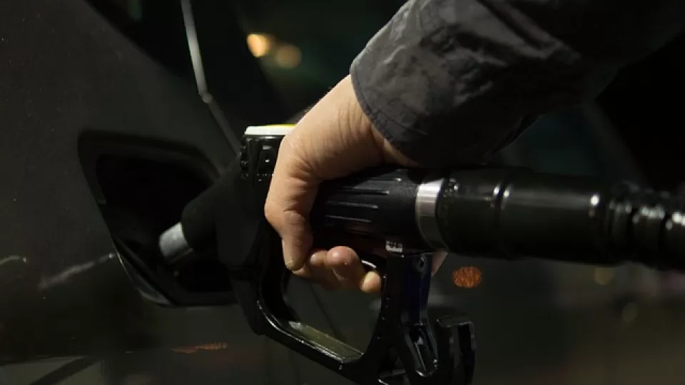 El precio de gasolina regular está por debajo de 24 pesos por litro en todo el país: Profeco