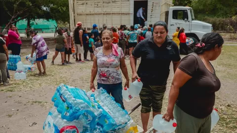 Inició la distribución del agua purificada recaudada en el Aquatón 2025