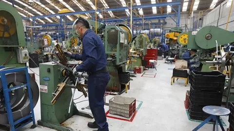 Advierten de los riesgos del calor extremo en talleres y áreas laborales cerrados con altas temperaturas