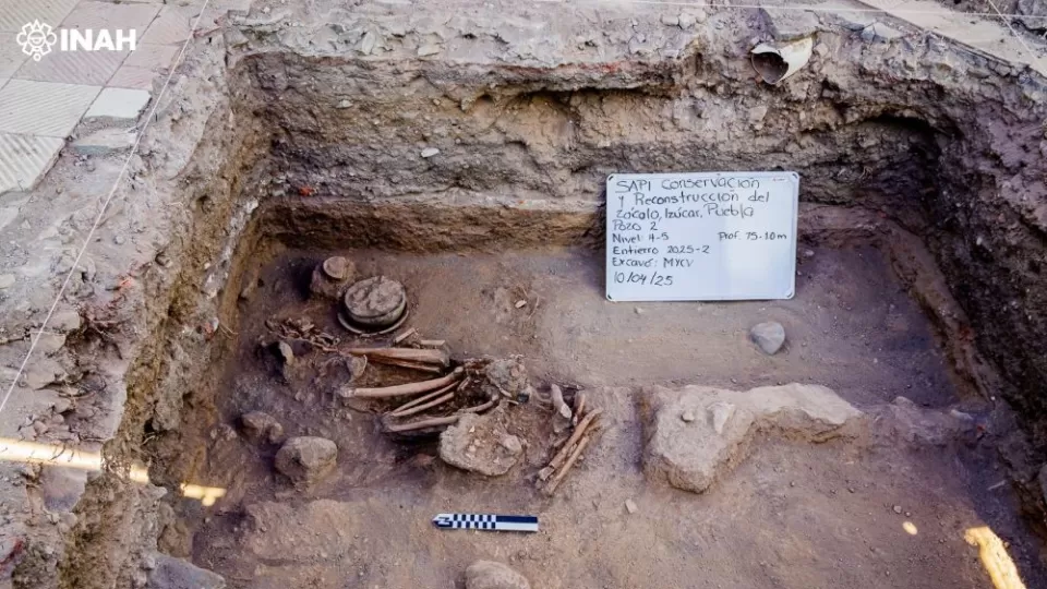 Recuperan osamentas humanas y cerámica prehispánicas de más de 800 años de antigüedad, en Puebla