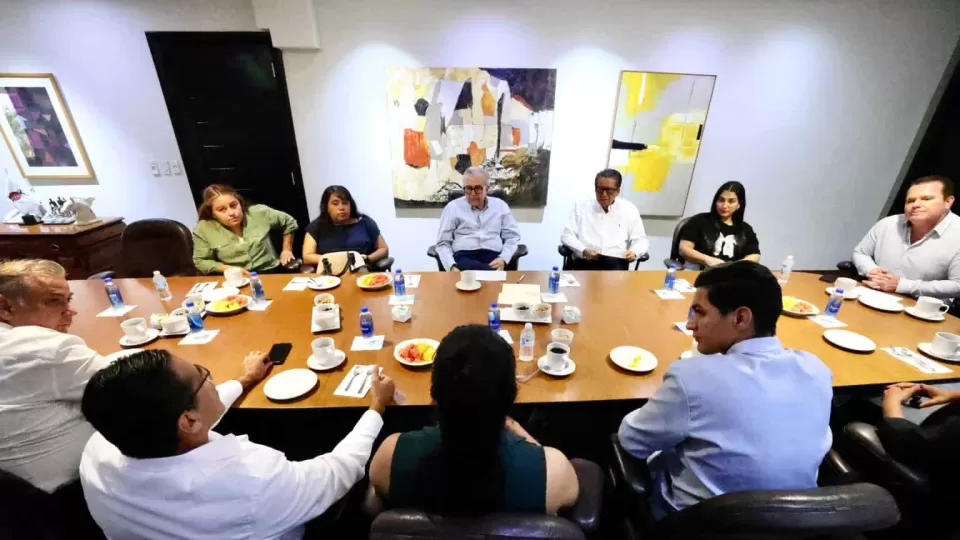 Rocha Moya recibe a familias desplazadas del sur de Sinaloa