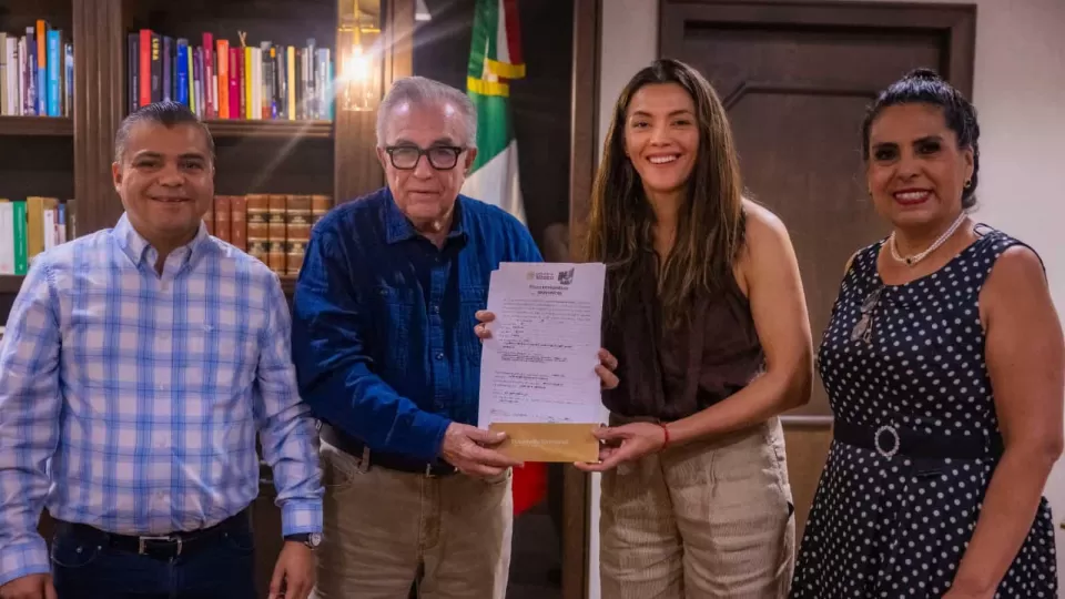 Entregan título que da certeza jurídica a propiedad familiar de María del Rosario Espinoza en La Brecha, Guasave