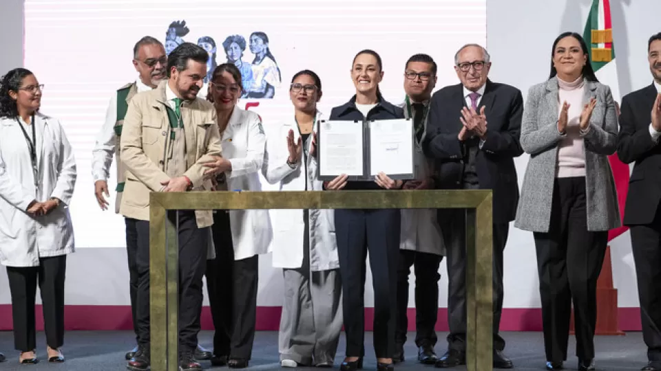 Presidenta firmó decreto para incorporar hospitales y unidades médicas rurales al IMSS