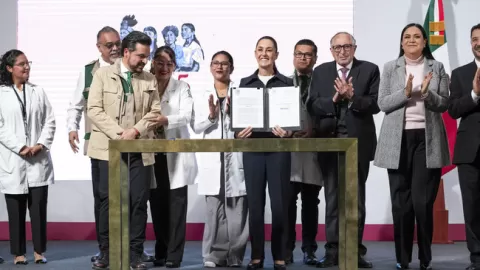 Presidenta firmó decreto para incorporar hospitales y unidades médicas rurales al IMSS