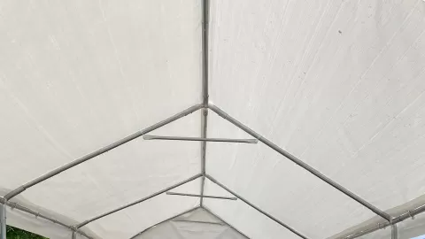 Personal forense trabaja en la recuperación de cuerpos de la fosa común del Panteón 21 de Marzo, en Culiacán