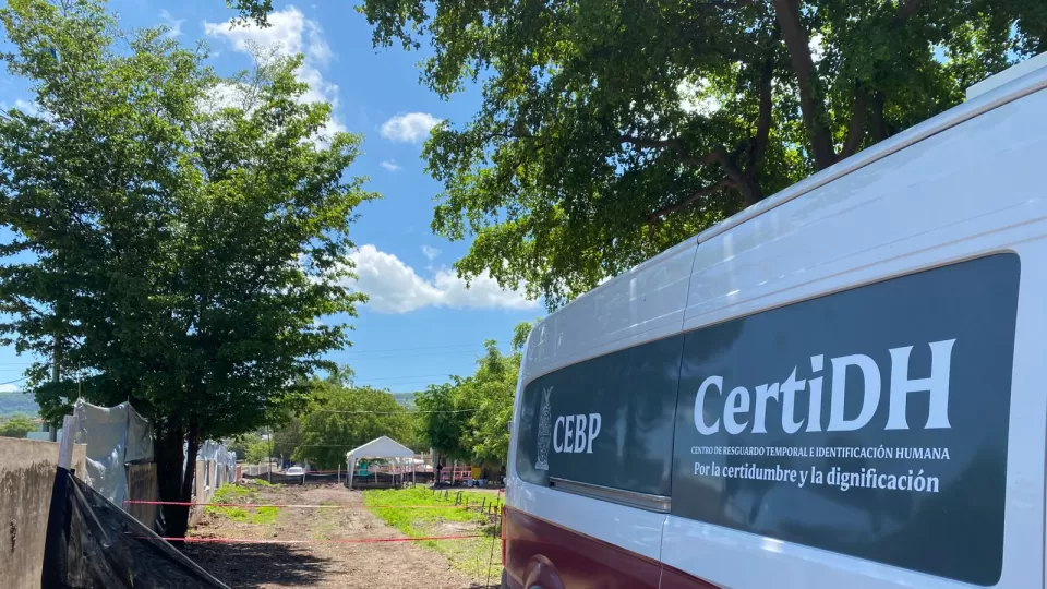 Personal forense avanza en recuperación de cuerpos de fosa común del Panteón 21 de Marzo, en Culiacán