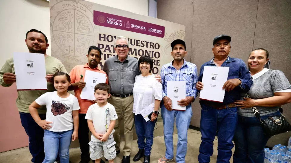 Certeza jurídica patrimonial para más de 25 mil familias en Sinaloa; entregan otros 1,825 títulos de propiedad