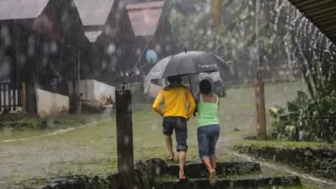 Llaman a evitar contacto con agua de lluvia para prevenir infecciones gastrointestinales, respiratorias y en la piel