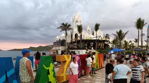 Miles de turistas disfrutan de sus vacaciones de verano en Sinaloa