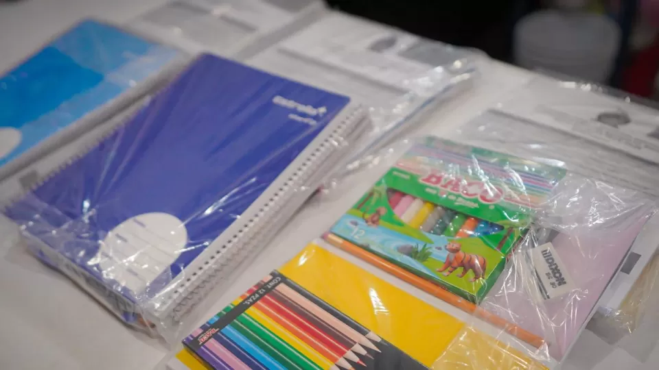 Más de 90 mil uniformes, 42 mil paquetes de útiles y 5 mil pares de calzado deportivo entregados en dos días de canje