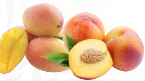 Consumir frutas de temporada, como durazno y mango, contribuye al cuidado del bolsillo y la salud