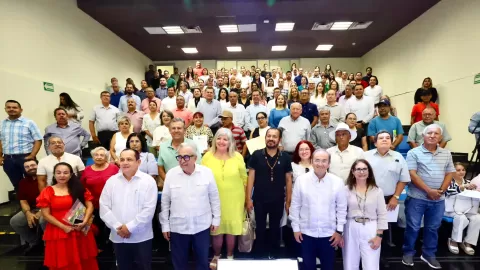 Entregan estímulos por jubilación a trabajadoras y trabajadores del COBAES