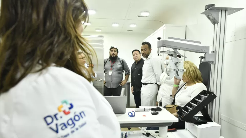 Dr. Vagón brinda atención médica gratuita con enfoque especial en la salud de la mujer