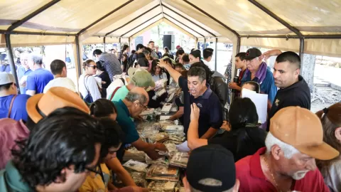 En la Plazuela Obregón regalan 360 paquetes de libros en el inicio de "Sinaloa lee, Sinaloa crece"