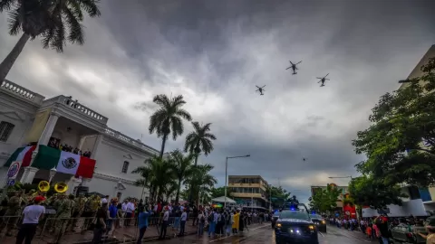 Conmemoran el 215 aniversario de la Independencia de México con tradicional desfile